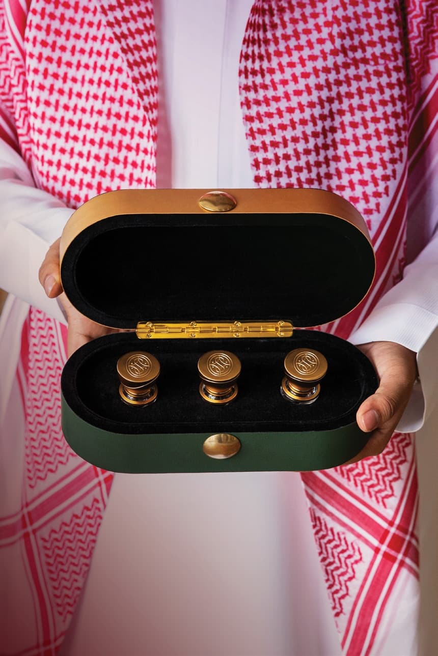 فن العطور العربية الخالد عبر الزمن: من العود إلى الأناقة العصرية